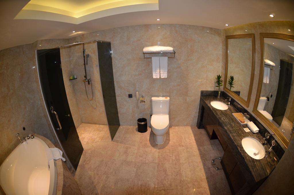 Wanjia International Hotel Куанжоу Екстериор снимка