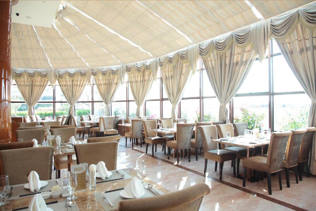 Wanjia International Hotel Куанжоу Екстериор снимка
